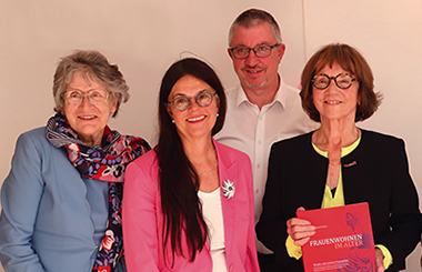 Kopf eines Lamas, das in die Kamera schaut