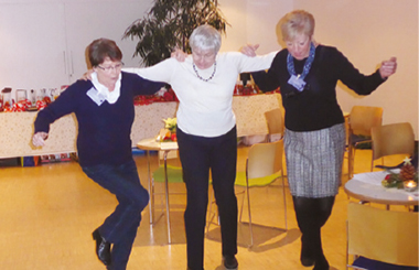 Detail Titel unseres Buches Frauenwohnen im Alter, rot in rot mit einer griechischen Frauenstatue mit Blick nach links
